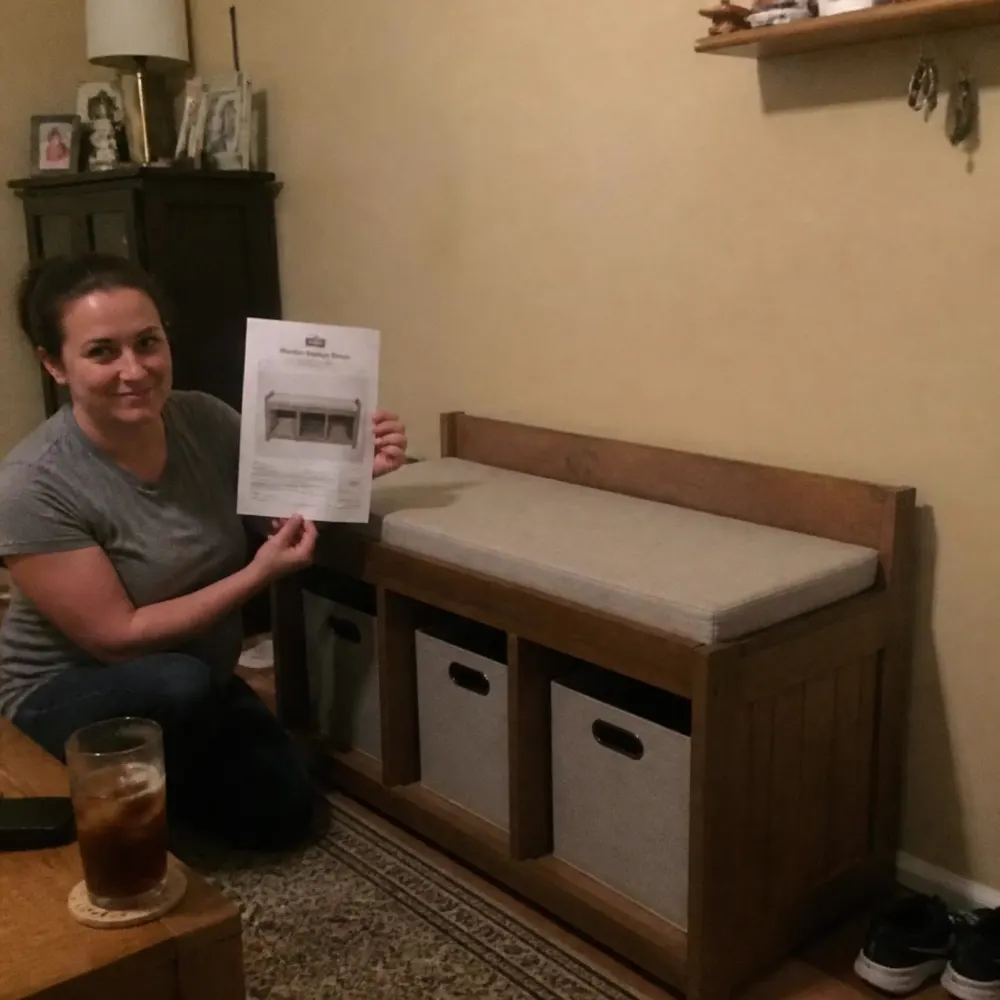 Mujer junto al banco con almacenamiento que terminó de construir